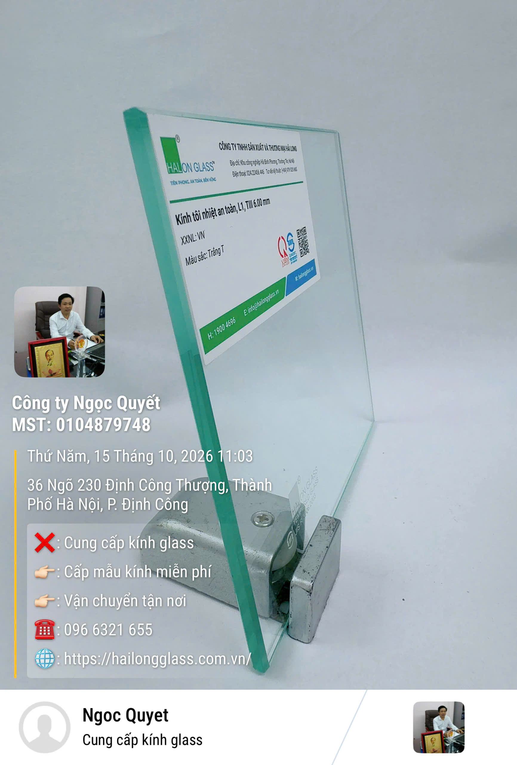 Tấm kính tôi nhiệt an toàn Hạ Long Glass màu trắng, dày 6 mm, đặt trên giá đỡ kim loại